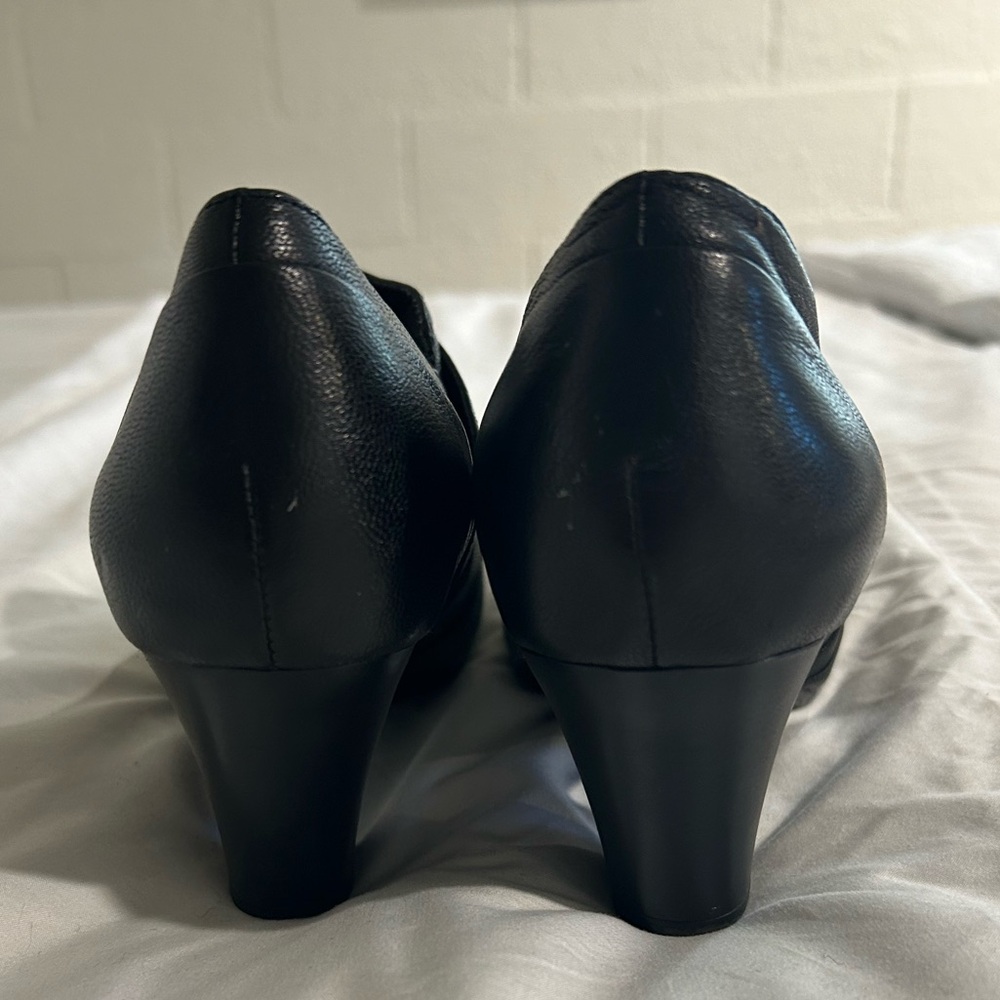 Clarks women’s size 8 black heels. - Picture 4 of 9